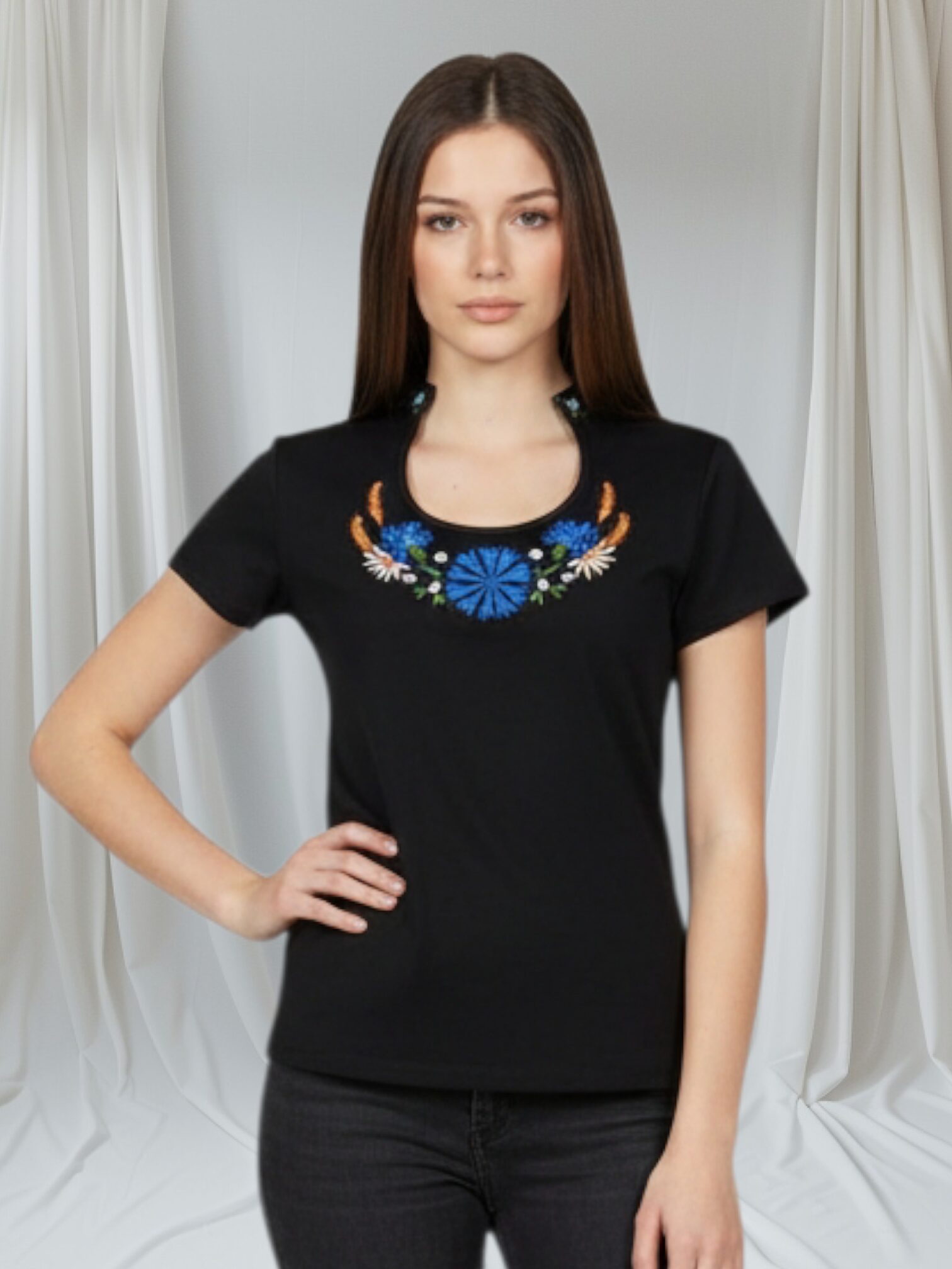 Rahvusliku lillemotiivi ja püstkraega naiselik pluus