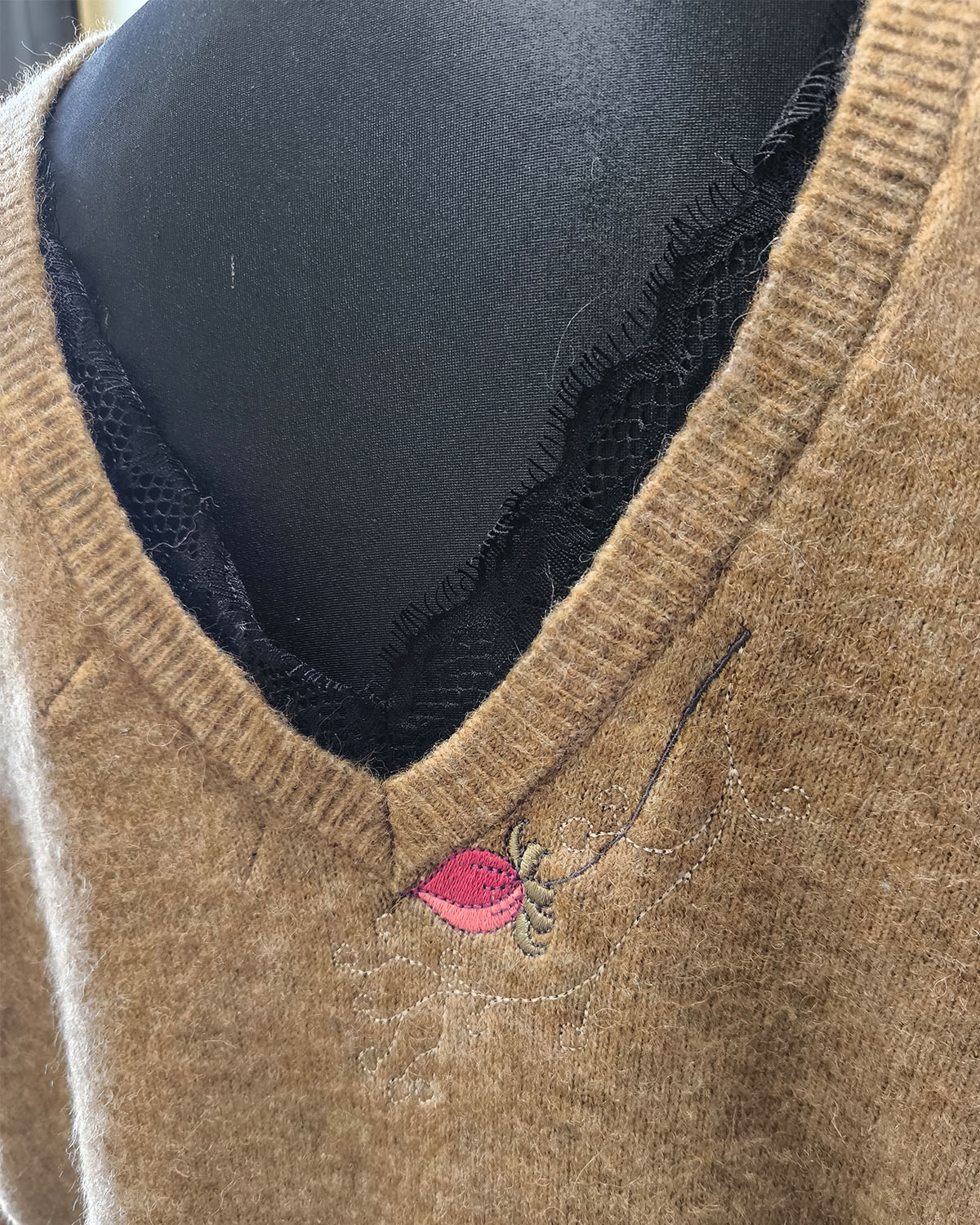 Pruun kampsun lillega - Image 3